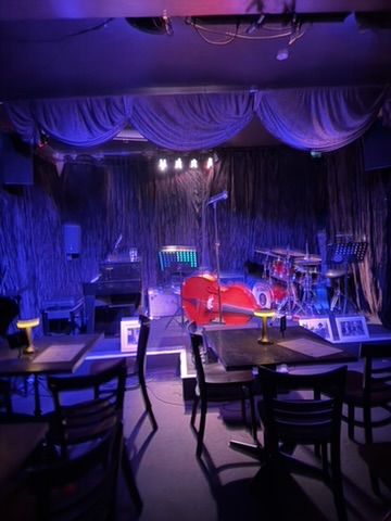 Wade Morgan jazz vocalist at Paris Cat Jazz Club, June 2026
